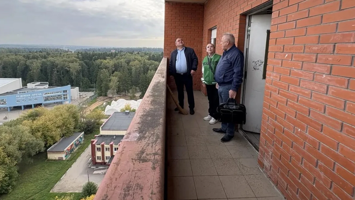 В Наро-Фоминском округе после жалоб жителей убрали мух из подъезда многоэтажки