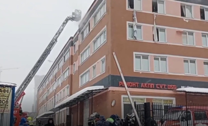 В Москве огонь охватил хостел: пожарные вывели из горящего здания 16 человек