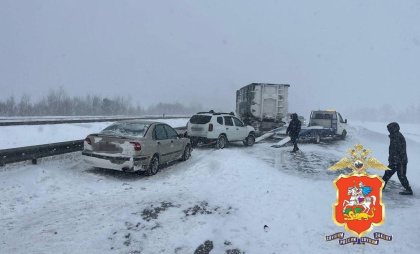 В Подмосковье на трассе М-4 “Дон” столкнулись 12 машин в пяти авариях