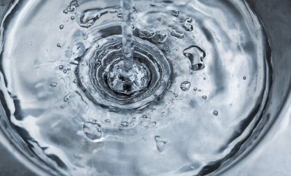 Тухлая вонь и мерзкая грязь слезут со стенок слива — хватает 2 стаканов средства