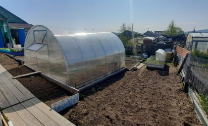 Пленка и поликарбонат больше не в моде: сейчас все выбирают для теплиц этот вариант — куда надежнее и удобнее