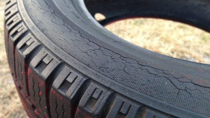 Зачем многие водители кладут в покрышки поролон, и что это даёт: разбираемся в технологии
