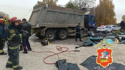 В Московской области грузовик с щебнем рухнул на легковую машину: погибли двое, включая ребенка